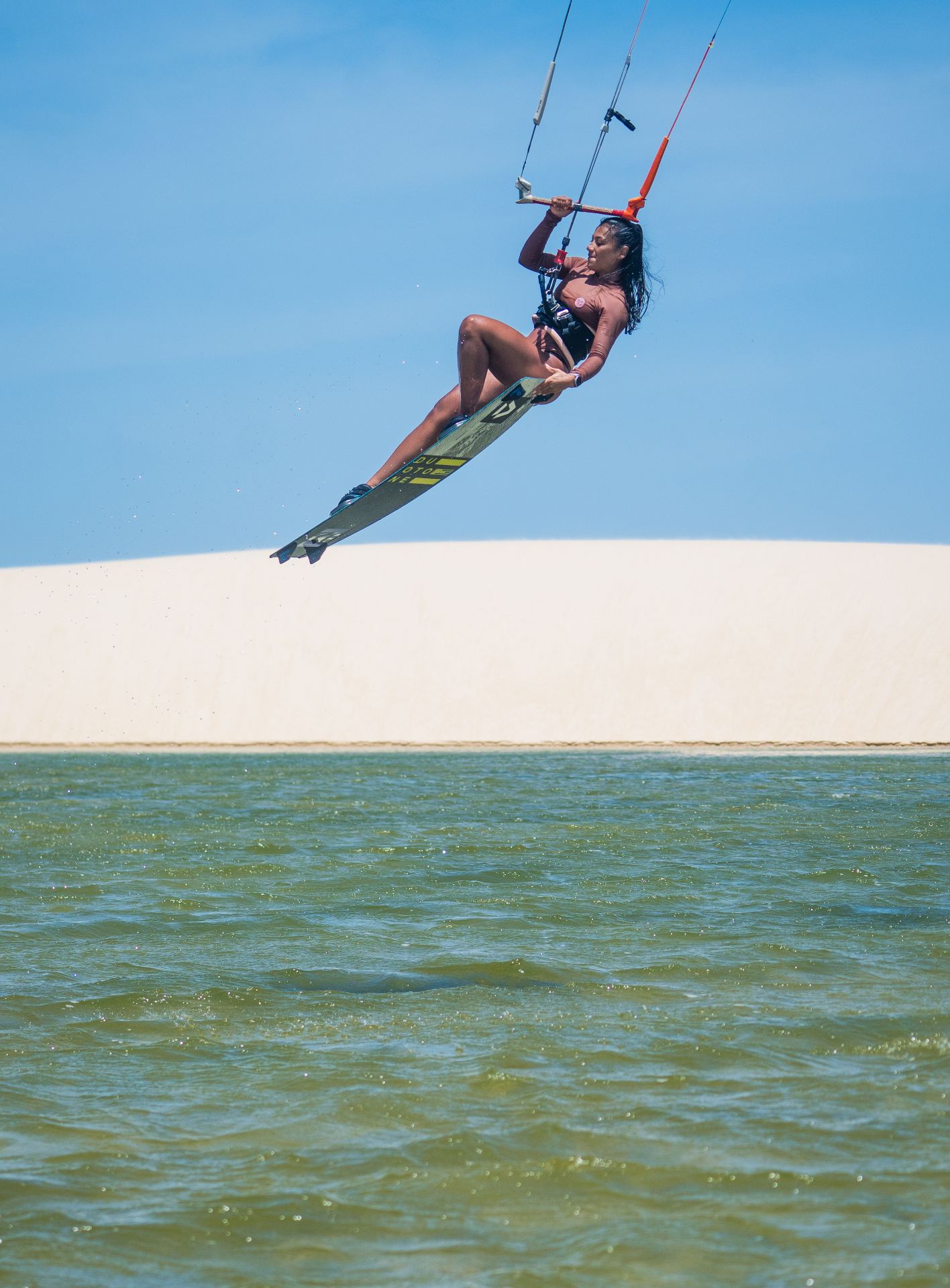 Pamela Sarti praticando kitesurf